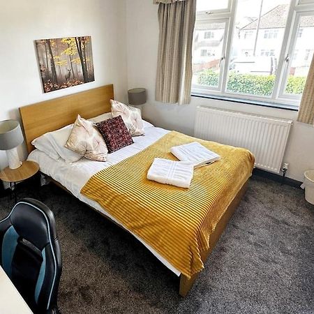 Green Haven Villa - 4Br Spacious House With Hot Tub, Ample Parking, Air Condition, Wifi, Netflix, Patio & Garden คิดลิงตัน ภายนอก รูปภาพ